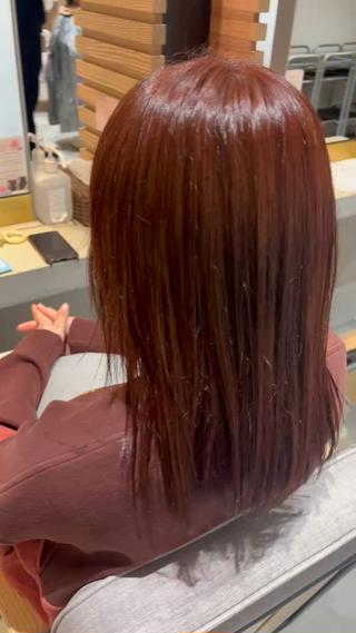 オレンジレッド
バイト先で明るいのは、ダメなのでブリーチなしのダブルカラーでここまで明るく可愛くなりました
#ダブルカラー #オレンジレッド