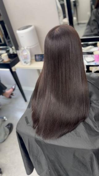 最新の縮毛矯正剤でダメージ無く柔らかくストレートにします
髪の毛の履歴、ダメージによって薬剤を使い分けてるのでブリーチしてても大丈夫