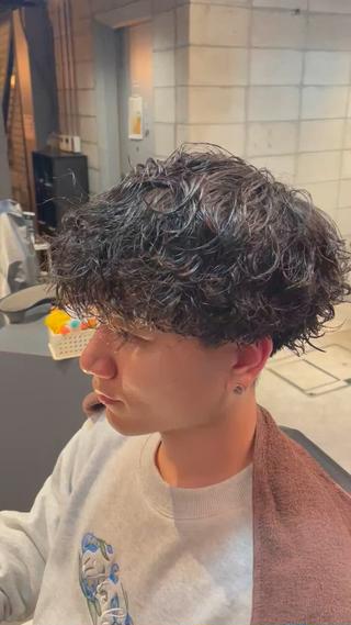 セミロング パーマ 鈴木 悠斗のヘアスタイル