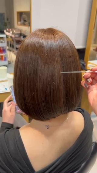 黒髪からブリーチなしダブルカラーでベージュ系に近づけるため今回はベースを赤みには寄せたくなかったので
アッシュ寄りのベージュブラウン系にさせていただきました！ 