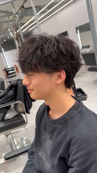 横顔が決まるパーマです!!
襟足を残すことで首も長く見えます!!