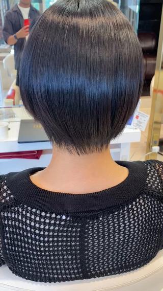 手で乾かしただけの仕上げです。
うねり、パサつき、ダメージ、広がりが気になる方に大人気のメニュー!
今回のお客様はうねりと日頃のアイロンでのダメージとパサつきのお悩みでの施術になります。