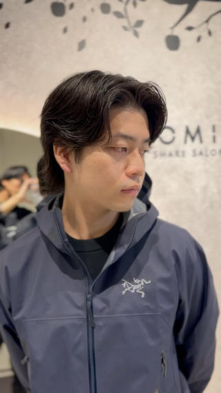 大人男性でもフィットしやすいウルフスタイルの
センターパート。
ニュアンスパーマで動きをつけてます。