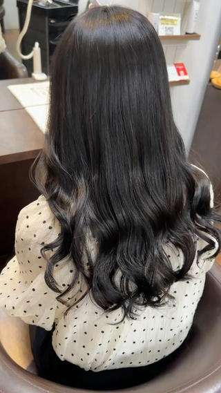 暗くしてもオシャレな黒髪がいい!
そんな人におすすめ
ブラックグレーに合わせたエクステです!