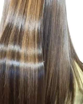 ミネコラトリートメント
うる艶になれる感動のトリートメント
ミネコラトリートメントは、水素の力を使って、毛髪内部にある水分量をアップさせながら髪の毛に潤いを与えて艶髪に導く技術です。カウンセリング時にお客様の毛髪診断をさせていただき、ミネコラを塗布&放置をした後、シャンプーして全体を乾かし、アイロンによる熱処理をします。施術するスタイリストも一定以上の経験値、技術力がないと施術できないサービスなんです!