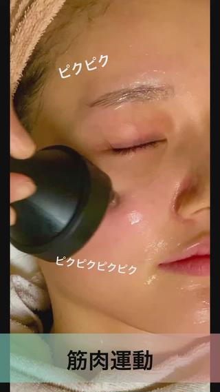 クイーンリフトフェイシャル

磨く　温める　創る　満たす

4つのプローブで
あらゆるお肌にアプローチ
超音波振動＆イオンの力で
古い角質や毛穴詰まりを除去
ラジオ波で肌土台に刺激を与え，
しわ＆たるみを改善♡
冬の乾燥で
水分不足のお肌にハリを与え
角質層まで潤いを届けます　　　

クイーンリフトフェイシャル禁忌事項ペースメーカーなどの医療機器を
使用されている方
金属アレルギーの方
体内に金属ボルトがある方
妊娠中の方は
ご利用頂けない場合もあります。 