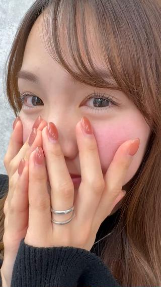 上下パーマでぱっちりお目元
上まつ毛はしっかり立ち上げつつも目尻は外側に流す事で優しい印象に
下まつげはしっかり下げる事で中顔面短縮&小顔効果と目の縦幅強調
