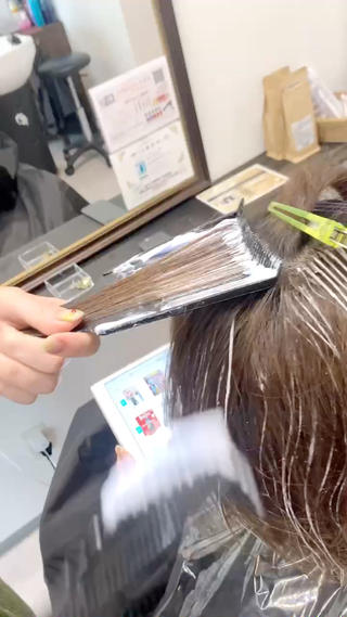 【シークレットハイライトとは??】
ブリーチで入れる、極細ハイライトです
ギャルっぽくならず、ナチュラルな仕上がりに
【シークレットハイライトによる効果】
光の当たり方が変わり、ツヤ感が大幅up
自然な立体感up
カラーの透明感up(赤みが綺麗に消える)
伸びてきても根元が気になりにくい
色落ちしても汚く見えない
お仕事等でカラーに制限がある方でも挑戦しやすい
ブリーチによるダメージが少ない
白髪ぼかしとしても◎
髪質改善 酸熱トリートメントとも相性抜群!
イルミナカラー
ダメージレスに染められ、柔らかい質感が得意な大人気のカラー材
GoofyTokyoでは全色取り扱いし、細かいニュアンスまで表現可能
シークレットハイライトと相性がとても良く、艶感が増します
全てのお客様に、どのメニューも
《《髪を綺麗に》》
を、1番に、ライフスタイルに合わせた
ご提案をさせていただきます