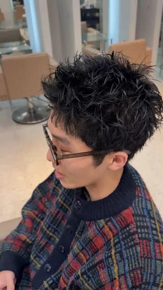 ピンパーマ
強すぎないけど毛先の動きは欲しい、セットを楽にかっこよく決めたい、そん方にはうってつけのスタイルです!