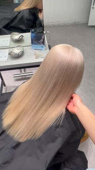 ホワイトベージュ
黄ばみを消してくれて色落ちもホワイトブロンドになるのでとてもかわいいです
ケアブリーチにしてダメージを最小限におさえて艶のあるハイトーンにしましょう