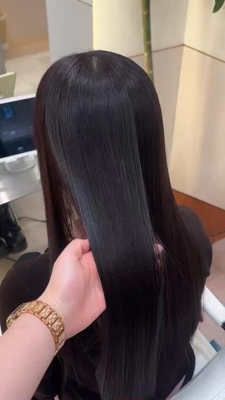 ほんのり赤みのあるブラウンカラー