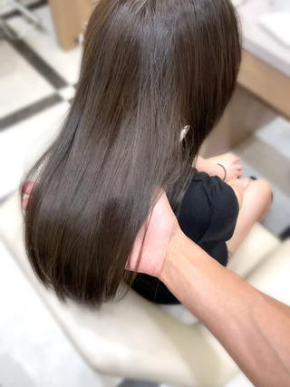 ベージュ寄りのグレージュ
しっかり透明感を出したカラーです^_^
#透明感カラー#ブリーチなし 