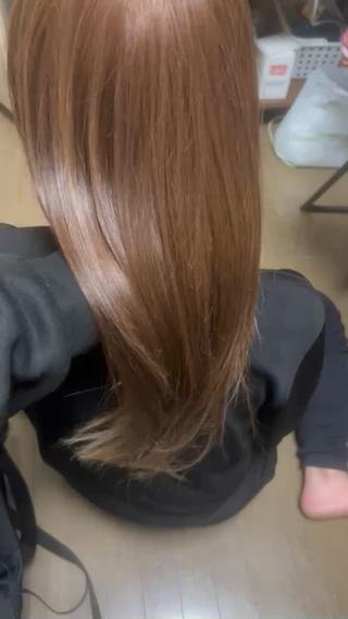 白髪をぼかし根元と毛先の色を合わせたカラーです
白髪染めを使わなくても白髪をぼかしてカラーする事ができます
