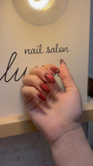 9月のmy nail
黒のシアージェルとマグネット、赤のジェルの3色を重ねて秋にオススメな大人っぽネイルにしました