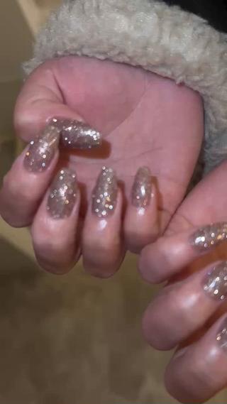 フラッシュネイル
光に当たるとギラッギラに輝く最強ネイル
普段は上品、フラッシュで一気に主役級の可愛さに
写真や動画で盛れ確
イベント・推し活・ナイトシーンにもおすすめです
カラー変更OK
ご予約お待ちしてます