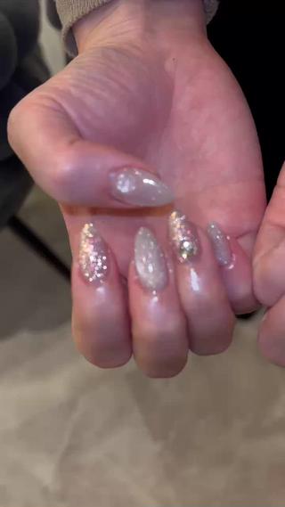 フラッシュ×マグネットネイル
フラッシュのギラギラ感×マグネットのうるうる感で最強の可愛さ
光に当てた時の輝きがえぐい…
普段はちゅるん、フラッシュで一気に主役級
写真・動画どっちも盛れ確ネイル
トレンド感も存在感もどっちも欲しい方におすすめ
カラー変更OK
ご予約お待ちしてます