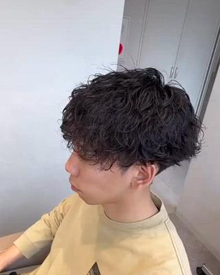こちらは波巻きパーマになります!
緩めのパーマの部類にはなるので、初パーマの人には特にオススメです!
