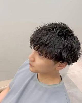 こちらは今流行りのシャドウパーマです!
強さで言うと少し緩めになります!
この時期特にオススメです!