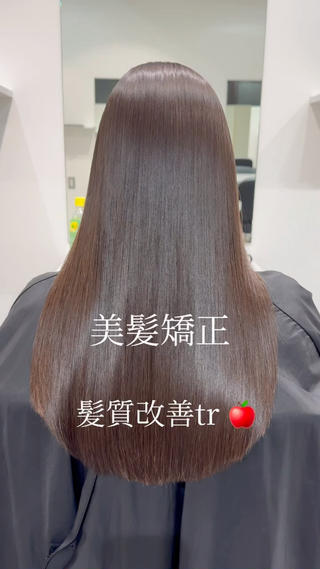 【Instagram→jou_d.i.e.v.a】
"仕上がりの撮影にご協力いただける方"
お写真につきましては、もしご希望がございましたらお送りさせていただきます
美髪縮毛矯正
パヤパヤ、ウネリ、広がりは【癖】になるので、
トリートメントのみでは治りません。
治すには形を変える必要があります!!
*顔で例えると
縮毛矯正は【整形】
トリートメントは【エステ】
整形は洗っても形は変わらないので、乾かしただけで美髪になりたい方は、美髪縮毛矯正でのご予約を推奨しています◎