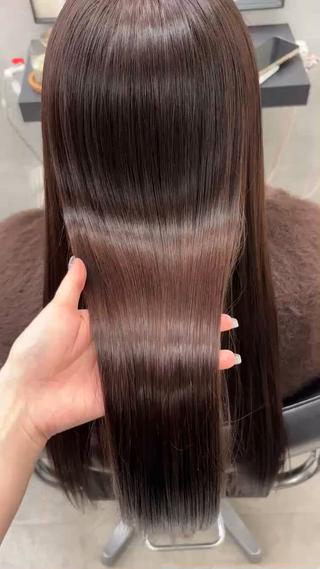深みのあるココアブラウン
りんこのトリートメントで毛先のダメージ補修をしてよりサラサラした髪になれます♡