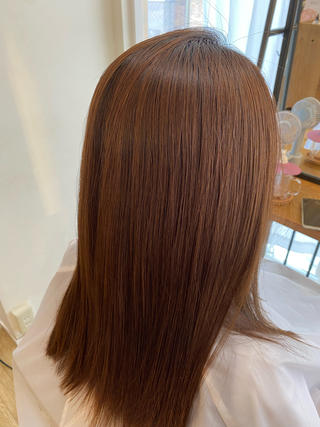伸びて出てきた癖毛をツヤサラストレート
髪へ変身
縮毛矯正したと思われず
「シャンプーを変えた?て聞かれます!」と
声を頂くほど天然直毛に近い仕上がりに
なります!
なりたいスタイル希望は遠慮なくオーダー
ください!お客様自身に合ったスタイルに
なるよう提案させて頂きます