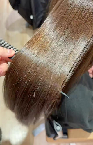 明るいトーンを続けているお客様。
黄身を抑えつつ、ファッションカラーで明るく
イルミナ・アディクシー¥1100
寒色やトーンダウンにおすすめ【アディクシーカラー】
透明感がありトーンアップにおすすめ【イルミナカラー】
¥1100で変更可能です
12トーン
