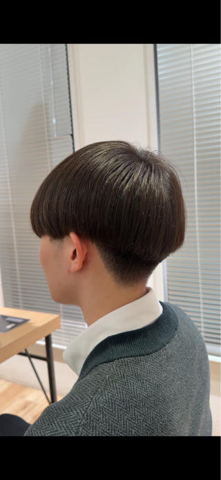 サイドと後ろにツーブロック(2ミリ)させて頂きました
すっきりとして清潔感がより出ます!
後ろのラインも好みによってあえて残すこともできるため、
是非ご相談ください