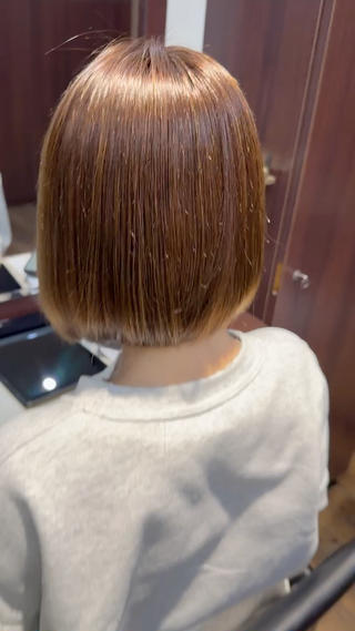 うる艶ストレートパーマ
こちらのお客さんは
★白髪染め履歴
★ハイライト履歴
★ストレート5か月前
しっかりケアをしながらの施術でダメージを感じさせない。
髪の毛に時間をかけらない、忙しい女性の為のストレートパーマです