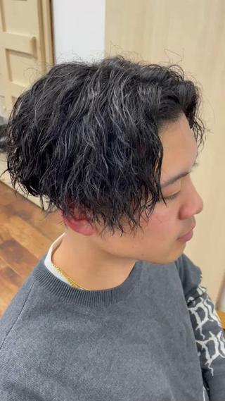 センターパート×縦落ちツイストスパイラルパーマ