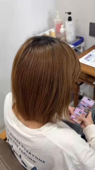 前回ダブルカラーのお客様

今回はワンカラーで全体の色味を整え、自然に馴染むようにカラーさせていただきました

当初はグレーカラーをご希望でしたが、お話の中で「お姉さん（私）の髪色みたいにしたい」とのことで、同じカラーに変更

透明感のある柔らかいカラーで、より大人っぽい雰囲気に
ツヤ感もたっぷりで、指通りの良いさらさらヘアになりました

とってもお似合いで可愛かったです
ご来店ありがとうございました
またお会いできるのを楽しみにしております 