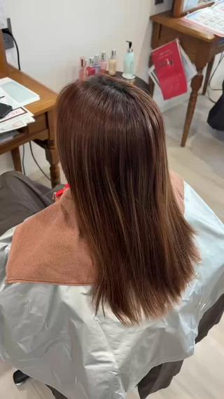 髪の毛が三層に色分かれしていて、毛先・中間・根元でカラーの差が気になる状態でしたが、お客様の髪の状態をしっかり見極めながら、できるだけ自然につながるようにカラーさせていただきました

気になる色ムラをやわらかくなじませて、透明感のあるツヤカラーに
重たく見えない、夏にぴったりの軽やかなカラーで、光に当たるたびにさらに可愛く見える仕上がりです

一人ひとりの髪の履歴やダメージに合わせて薬剤を選定し
できるだけ負担を抑えながら
理想のカラーをご提案いたします

カラーモデルも募集中です
皆さまのご予約・ご来店を心よりお待ちしております 