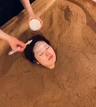 酒粕×白糠パック
酒粕の“美白・保湿力”と、白糠の“毛穴・角質ケア”を掛け合わせた贅沢パック
くすみ・ざらつき・乾燥が気になる方にぴったり◎
もちもち&つるんとした透明肌へ
・シミ・くすみケア
・毛穴の黒ずみ改善
・乾燥・ごわつき対策
・化粧ノリUPにも◎
酵素風呂でつけることにより、パック成分の浸透力が高まり、相乗効果で肌がワントーン明るく
外側も内側も“本気の肌質改善”に導いてくれます
自然由来のやさしい成分で、お肌に負担をかけずにケアできます
スタッフも常連さんも大好きなパック
初めての方もオススメです♪