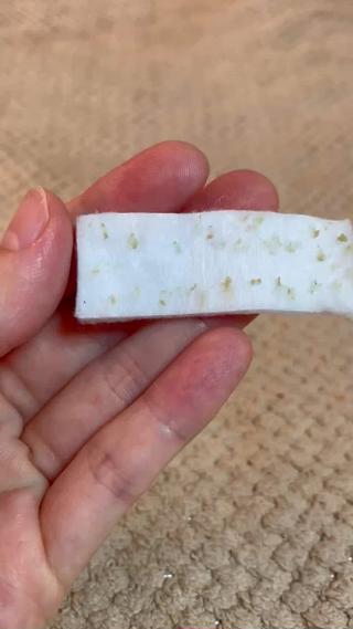 毛穴から出てくる角栓はベトってしてたりぽっっと固かったり様々!