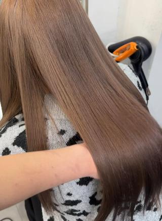 ブラウン強めのミルクティーブラウン柔らかさとツヤ感たっぷり大人かわいい仕上がりに
カラーモデル様募集中ナチュラルカラー・ミルクティーカラーお任せください!