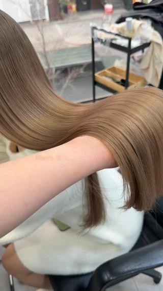 透明感たっぷりのミルクティーベージュ柔らかく見えるカラー
赤みを抑えたミルクティーベージュナチュラルに垢抜け◎
ブリーチベースで作るミルクティーベージュくすみ感が可愛い
派手すぎないハイトーンミルクティーベージュで上品に
色落ちまでキレイなミルクティーベージュ長く楽しめるカラー
カラーモデル様募集中ミルクティーカラー・透明感カラーお任せください!