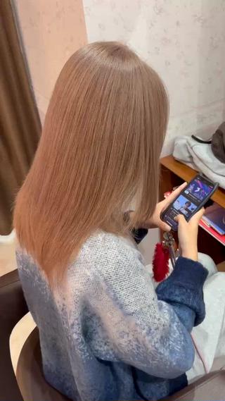 透明感たっぷりの「ミルクティーベージュ」
柔らかくて抜け感のある、王道モテカラー
ブリーチベースだからこそ出せるこの透け感で、一気に垢抜けた印象に◎
重く見えず、軽やかな雰囲気に仕上がります!
色落ちもくすみベージュっぽくなるので過程も楽しめます
どんなスタイルにもハマる万能カラーです!
柔らかいカラーが好きな方、雰囲気変えたい方におすすめ◎
ぜひ一度お任せください
