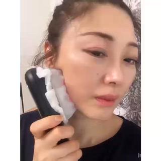 セルキュア4t ++の使用動画です。芸能人の愛用者が多く、その機能の1つである、表情筋のトレーニングである、特許波のiw波で小顔効果や、顔のたるみを引き締めです。