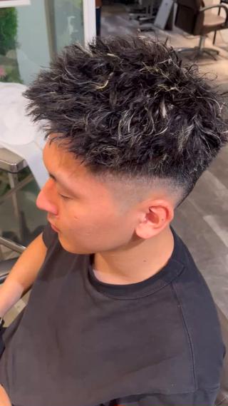 メンズに人気のツイストパーマにメッシュを大胆に
メンズヘアもお任せください 