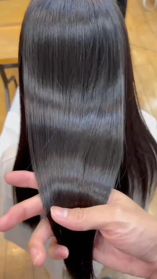 水素縮毛矯正で圧倒的な艶髪
そこまで癖は無いけど特に表面のパヤパヤする毛やモシャモシャする毛が気になる方は水素ストレートパーマがおすすめ◎
カウンセリングでなりたい理想像やお悩み
毛質や髪の状態に合わせて綺麗にさせていただきます
純粋に日常的なお手入れのしやすさや柔らかくまとまるタイプなので巻き髪も可能ですし
くびれヘア、レイヤースタイルなど艶のあるアレンジをされる方にもおすすめです
