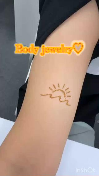 波と太陽モチーフ
ボディージュエリー

住所：東京都豊島区西池袋1-10-2日高ビル 403

アクセス：池袋駅徒歩2分

#ボディージュエリー#お祭り #夏のアクセント
#大人の遊び心 #ラメアート  #肌見せコーデ
#グリッターアート #夏のおしゃれ #海
#大人可愛い #サマースタイル #池袋ボディージュエリー #フェス 