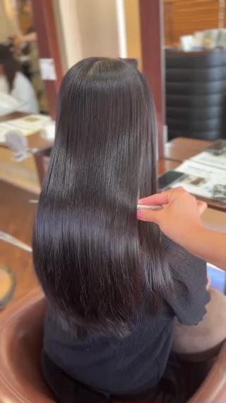 縮毛矯正は根元の伸びた部分で
毛先はトリートメントでしっかりケア︎︎
水素ケアを使った縮毛矯正なので
仕上がりも その後も柔らかさが持続
髪の毛はもちろん 頭皮の
カラーや縮毛矯正のお薬による
酸化も防いでくれます◎
