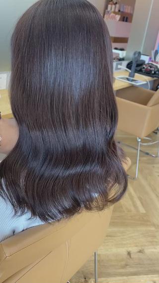イルミナカラー特有のコーティングで艶を出して指通りが回復します
最高級TOKIOトリートメントで髪の毛も140%回復
_______________
このクーポン限定の特別なお薬をつけ仕上げのコテ巻きで【極艶】な後ろ姿に…
髪の毛が綺麗に見えるような独自の調合
ツヤッツヤになるトリートメントの質感調整
光が反射する僕にしかできない艶巻き仕上げ
皆さん自分の綺麗になった艶髪にびっくりされます
是非一度体験しにきてください