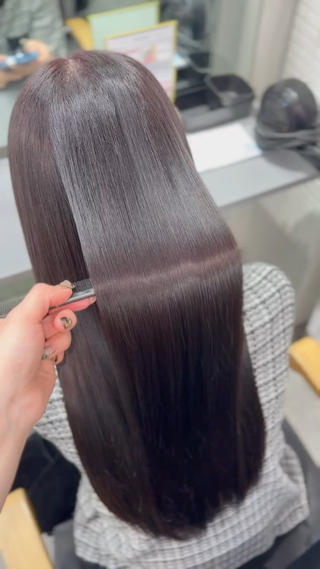 光に当たるとほんのり浮き出るピンク感
明るくは出来ないけど色味欲しい、、。そんな方におすすめです!
髪質改善とトリートメントでより艶のある髪へ