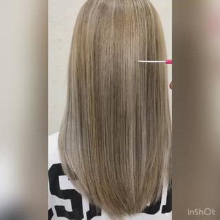 全体ブリーチをしてその後にブリーチでハイライトを入れたデザインカラー