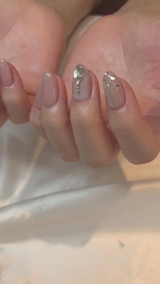 こちらは付け放題で♡
最近はやりのワンホンネイルによく使われる
ユニコーンマグネットを両中指に使用
※画像のダイヤパーツは別途料金