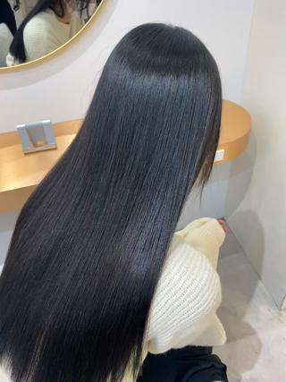 【 natural black 】 ナチュラルブラック
根元の色に合わせてのお染めです。カラー卒業ができるようにカラーの色落ちで赤みが出ていた毛先のみ色を入れています。髪質改善トリートメントも一緒にする事でお家でのお手入れも格段に楽になります