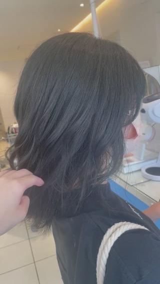 黒にしたいけど黒染めじゃない感じで…！
な、アッシュグレー 
