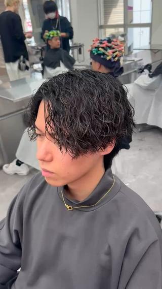 ショート パーマ メンズ メンズ毛流れパーマ ブリーチSHIONのヘアスタイル