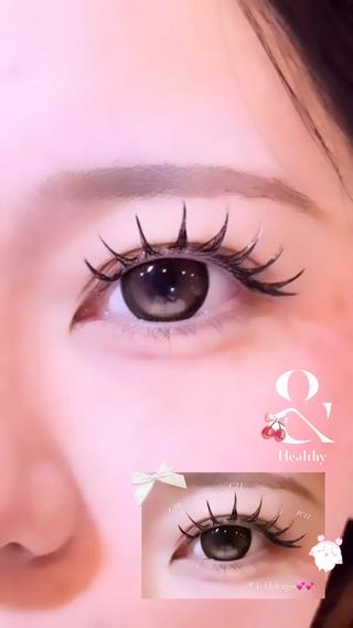 《♡design♡》
&healthyはエクステ装着後にパーマをかけていくので、バラつきを抑えられます♡
エクステだと自まつげの影ができて気になる方
パーマだけじゃ物足りない方
すっぴんでも可愛くいたい方
メイク時間を時短したい方
などにオススメです♡
ナチュラルに垢抜けたい方オススメです✩
束感はコーティング剤でお作りしてます
(当店でもお買い上げ頂けます!)
持ちを良くしたい方は +1000円でLED追加可能
束感でぱっちりなデザイン得意です♡
是非お任せ下さい