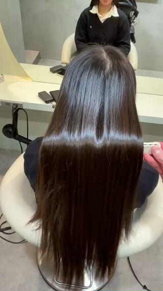 髪質改善ストレートでつくるナチュラル美髪
クセやうねり、広がりを自然に整えながら、真っ直ぐすぎない柔らかい質感に仕上げますダメージを最小限に抑え、内部補修しながら施術するので艶と手触りが格段にアップ乾かすだけでまとまり、朝のアイロン時間も短縮できます。パヤ毛やアホ毛が気になる方、縮毛矯正は不安だけど扱いやすくしたい方にもおすすめ髪の履歴やダメージレベルに合わせて薬剤を選定しますので、初めての方もぜひご相談ください